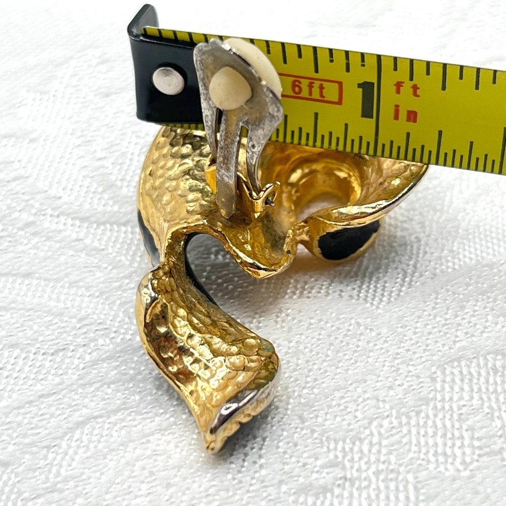 Vintage Chunky Heavy 80s Ribbon Black Enamel on Gold Tone Metal Clip-On Earrings - Picture 9 of 10